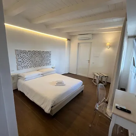 Hotel &